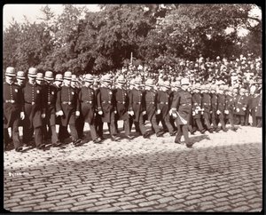 Widok maszerującej policji w paradzie policji w Nowym Jorku, Nowy Jork, 1898 (srebrny odbitka żelatynowa)